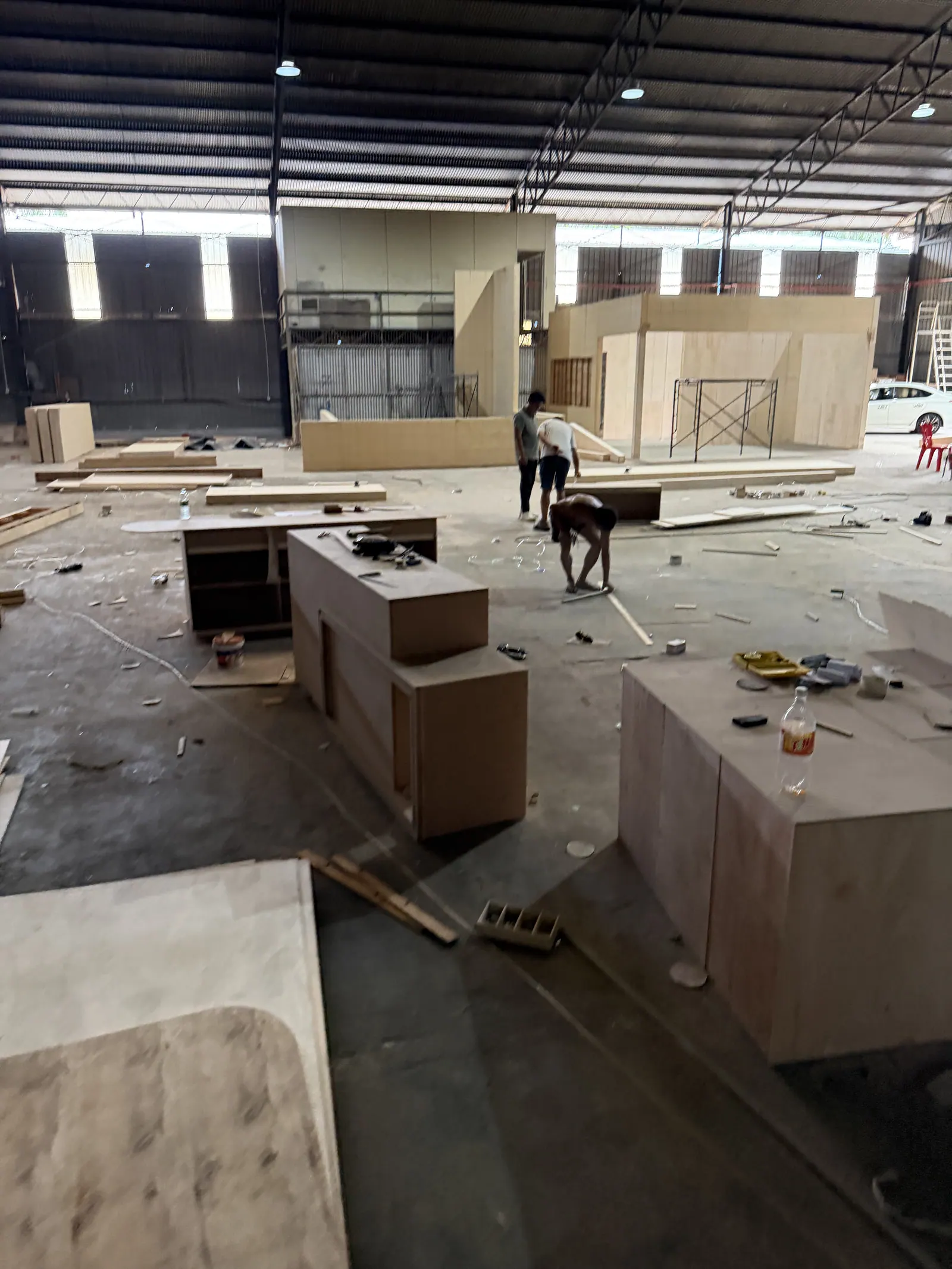 Carpentry team fabricating wooden structures in the 3Q VISUAL workshop