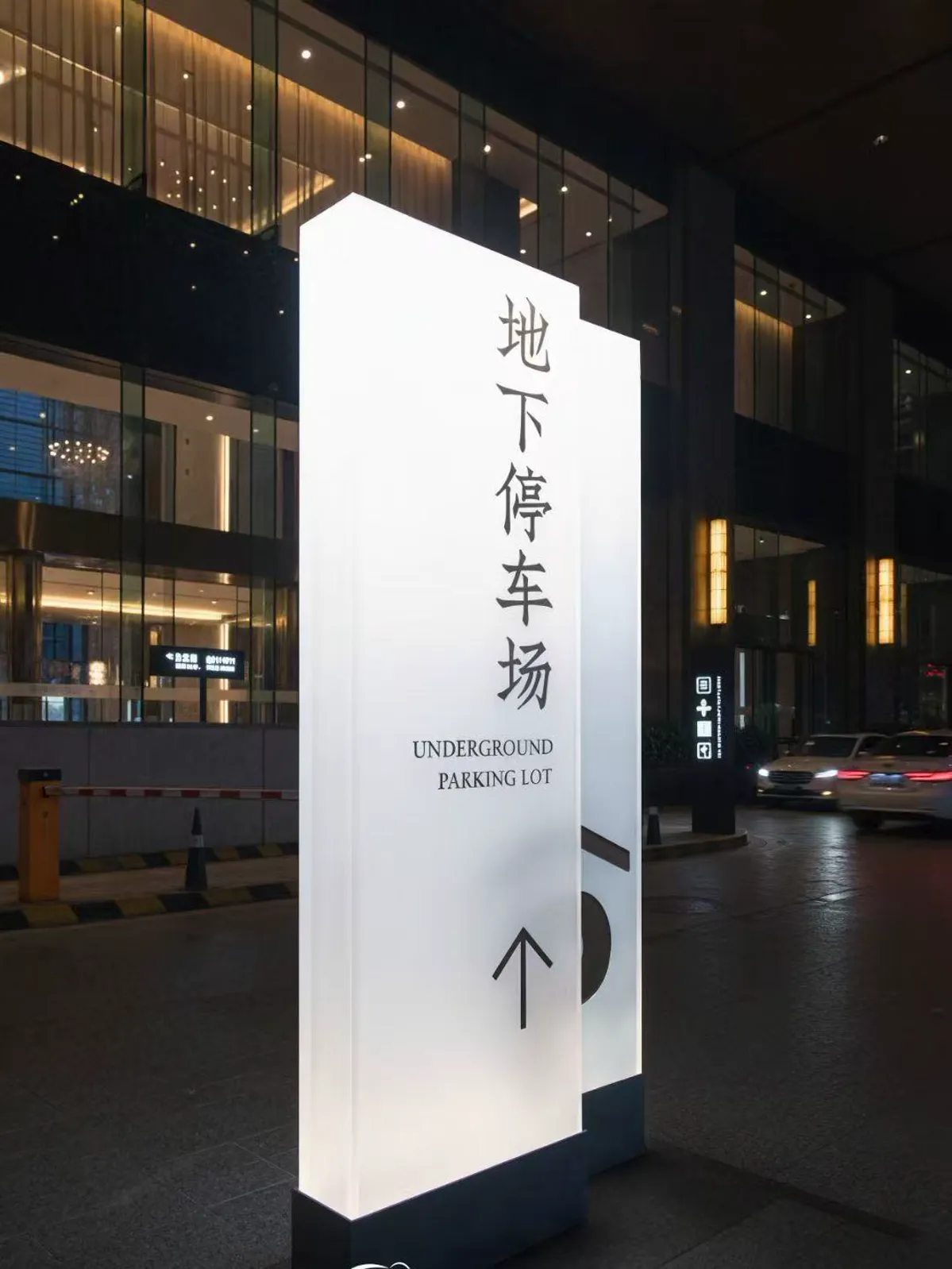 Illuminated freestanding floor directory and wayfinding lightbox